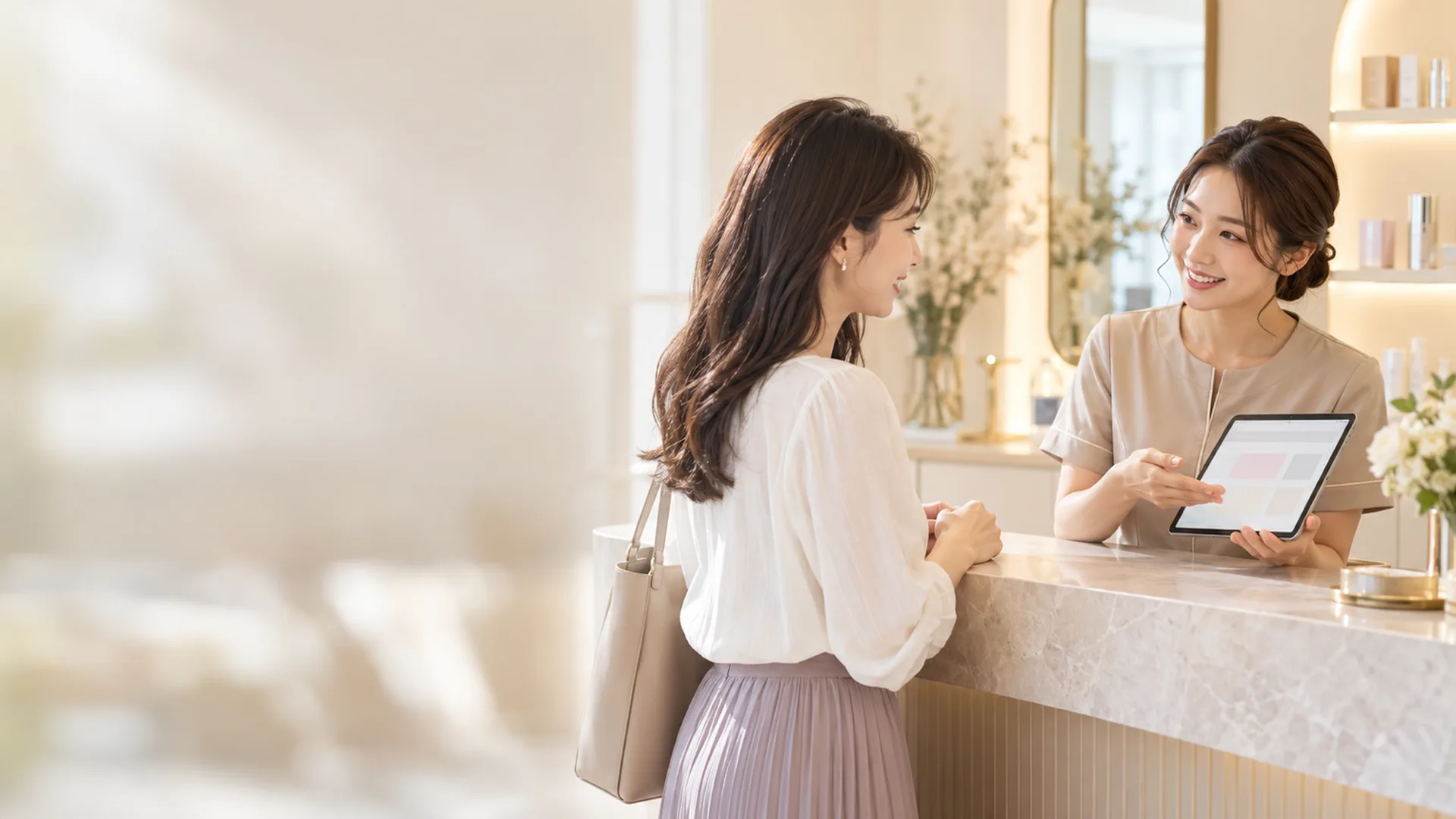 施術のあと受付でお会計をする場面